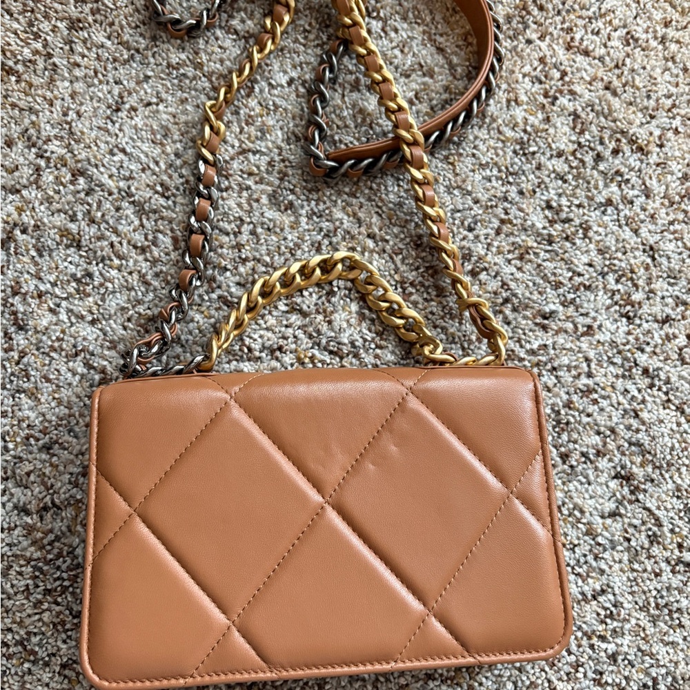 Chanel 19 WOC - Picture 3 of 8